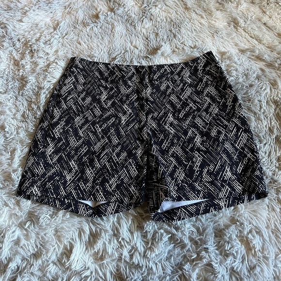 Apt 9 like new black and white shorts - Picture 2 of 4